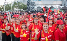 Sân Rajamangala đông nghẹt, CĐV Việt Nam rực sắc đỏ: Hồi hộp chờ thầy trò thầy Kim thắng chung kết