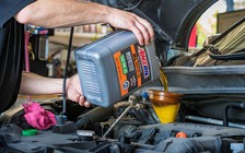 Rủi ro khi thay dầu động cơ không đúng chuẩn cho xe hybrid