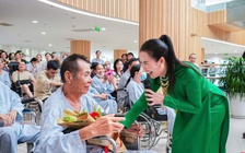 Ca sĩ Võ Hạ Trâm hát tại Bệnh viện Quân y 175 kết nối yêu thương