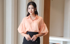 Bản phối với áo sơ mi tay phồng đầy phá cách, nâng tầm nhan sắc