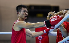 Cận cảnh võ sĩ Việt Nam chảy máu vì rách mí mắt khi tranh HCV, bị trọng tài xử thua Thái Lan