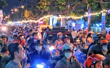 Tối thứ sáu, xóm đạo lớn nhất TP.HCM 'chật kín' người đi chơi Giáng sinh
