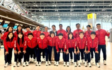 Futsal nữ Việt Nam rạng rỡ về nước sau tấm HCV lịch sử, HLV Đình Hoàng nói lời gan ruột