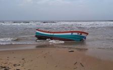 Quảng Trị: Tàu cá dạt bờ còn nguyên ngư lưới cụ, ngư dân nghi mất tích