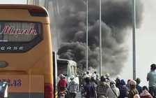 Ô tô bốc cháy dữ dội khi đang lên cầu Rạch Miễu