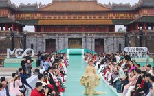 Hoa hậu Hoàn vũ quốc tế 2025 mở màn bằng show thời trang tại Đại nội Huế