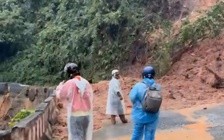 Đèo Ngoạn Mục sạt lở, QL27 ngập nặng, giao thông ách tắc
