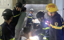 Giải cứu 3 người mắc kẹt trong thang máy bệnh viện lúc khuya