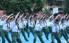 Cuối tuần, 500 trai xinh, gái đẹp đến trường lúc sáng sớm để rèn thể lực