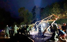 Tái thiết vùng rốn lũ: Xuyên đêm dựng lại nhà cho người dân vùng biên