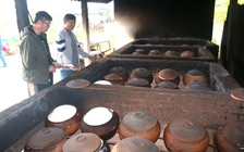 Bất ngờ với nghề… nấu muối