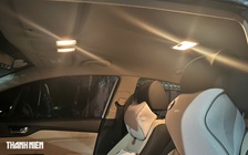 Vì sao không nên bật đèn nội thất ô tô khi lái xe ban đêm?