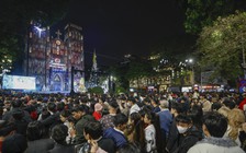 'Biển người' đổ về trung tâm Hà Nội đêm Giáng sinh