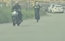 Đà Nẵng: 'Bốc đầu' xe máy giữa đường, 2 thanh niên bị tịch thu xe