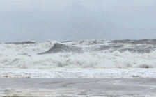 Không khí lạnh gây rét từ miền Bắc vào Huế, Biển Đông gió giật cấp 8