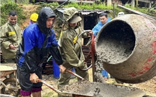 Tái thiết vùng rốn lũ: Tuổi trẻ Công an Quảng Ngãi dựng nhà cho dân ăn tết