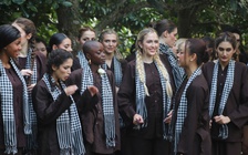 Dàn người đẹp Miss Charm 2025 hóa thôn nữ miền Tây, lội mương bắt cá