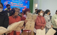 Mang áo ấm, bánh kẹo tặng bà con và trẻ em xã Đặng Thùy Trâm