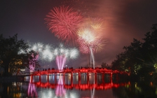 Pháo hoa rực sáng trên bầu trời Hà Nội chào đón năm 2026