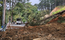 Đèo Prenn Đà Lạt lại bất ngờ sạt lở giữa trưa nắng