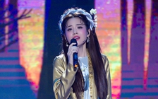 Cô gái trẻ gây chú ý khi hát nhạc Lam Phương là ai?