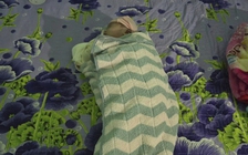 Quảng Ngãi: Tìm thân nhân bé gái bị bỏ rơi trước cổng nhà dân