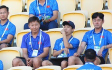 HLV Kim Sang-sik dẫn cả đội U.23 Việt Nam đi xem Malaysia đấu Lào, đã có nhạc Quốc ca ở Rajamangala