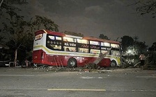 Ngồi uống nước ven đường, 2 người bị xe khách tông tử vong