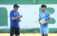 Lý Đức trao đổi riêng với trợ lý HLV Kim Sang-sik, U.23 Việt Nam quyết đánh bại Malaysia
