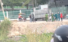 Đang đi đón con, bỗng phát hiện một thi thể dưới kênh