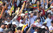 Cuồng nhiệt cổ động viên Myanmar, 'nóng rực' bầu không khí bóng đá nữ SEA Games