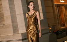 Quyến rũ kiêu kỳ với chiếc váy lụa satin mềm mại