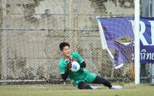 Sao 1,91 m 'bở hơi tai' vì những cú đá sấm sét của cựu thủ môn đội tuyển Hàn Quốc