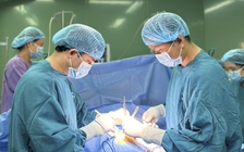 Phẫu thuật lấy ra búi tóc nặng nửa ký trong dạ dày bệnh nhi