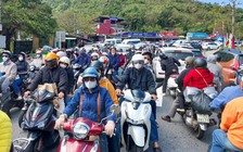 Đỉnh đèo Hải Vân ùn tắc khi dòng người ùn ùn trở lại Đà Nẵng