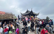 Hàng vạn du khách về Yên Tử cầu an đầu xuân