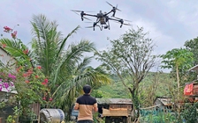 Nông dân ứng dụng drone