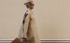 Kiểu giày sành điệu, hợp diện cùng quần jeans xanh