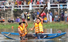 Lễ hội thuyền hoa trên sông Dinh thu hút hàng ngàn người dân và du khách