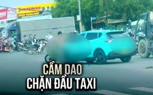 Cầm dao chặn đầu taxi công nghệ, yêu cầu người bên trong xuống xe