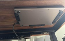 Kẹp MacBook dưới gầm bàn có thể gây hỏng máy