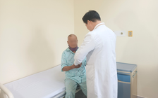 Ngã xe máy xuống ruộng, cụ ông 82 tuổi bị gãy cột sống cổ