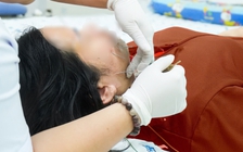 Đột ngột méo mặt sau cơn đau nhức trong tai