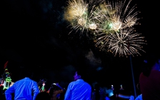 Biển người xem dù lượn, pháo hoa mừng 50 năm giải phóng Hoài Nhơn