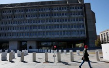 Mỹ đẩy mạnh tinh giản, căng thẳng vụ lộ mật chưa dứt