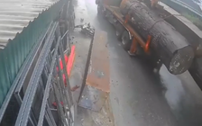 Gỗ trên xe đầu kéo rơi xuống đường, suýt làm chết người