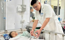 Nam sinh lớp 6 dập nát bàn tay trái nghi do nổ pháo