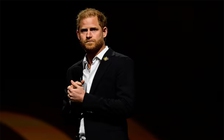 Hoàng tử Harry ngày càng lệ thuộc vợ, lạc lõng và xa cách hoàng gia