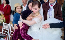 Phía sau cảnh bà nội chạy theo xe hoa tiễn cháu về nhà chồng