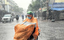 TP.HCM bất ngờ đón mưa kết hợp triều cường cao giữa mùa khô